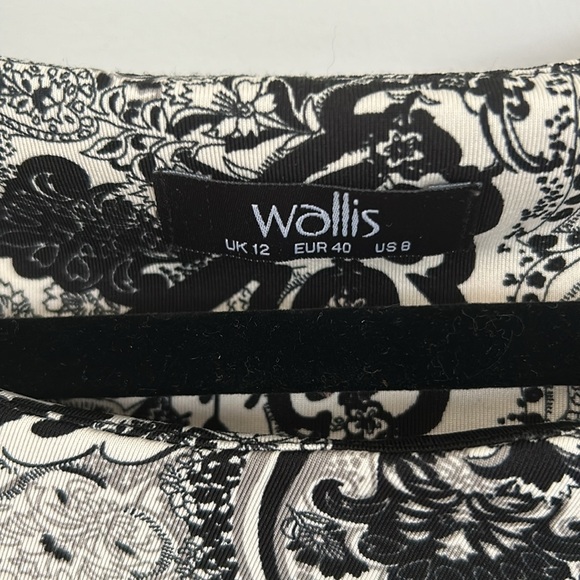 Wallis stunning stretchy black and white ‘take you anywhere’ (literally) dress. - Picture 3 of 6